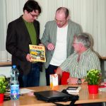 Jakob Huber und Michael Leiblfinger überreichen Gerhard Friedinger ein Geschenk